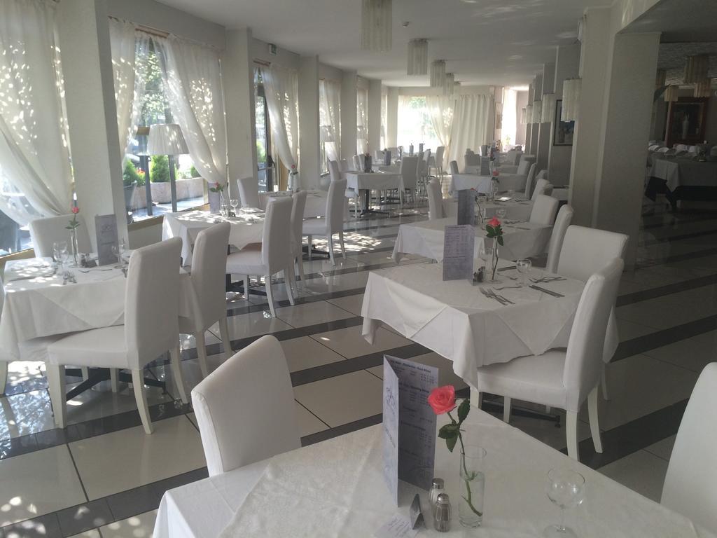 Hotel La Perla Riva del Garda Luaran gambar