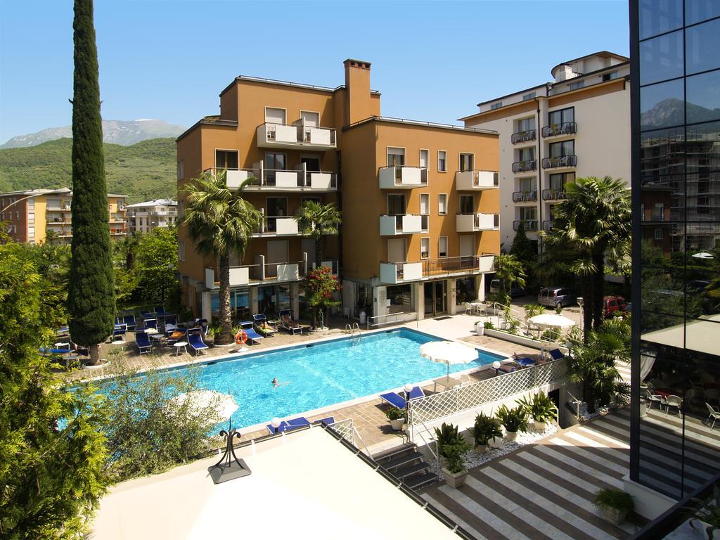 Hotel La Perla Riva del Garda Luaran gambar
