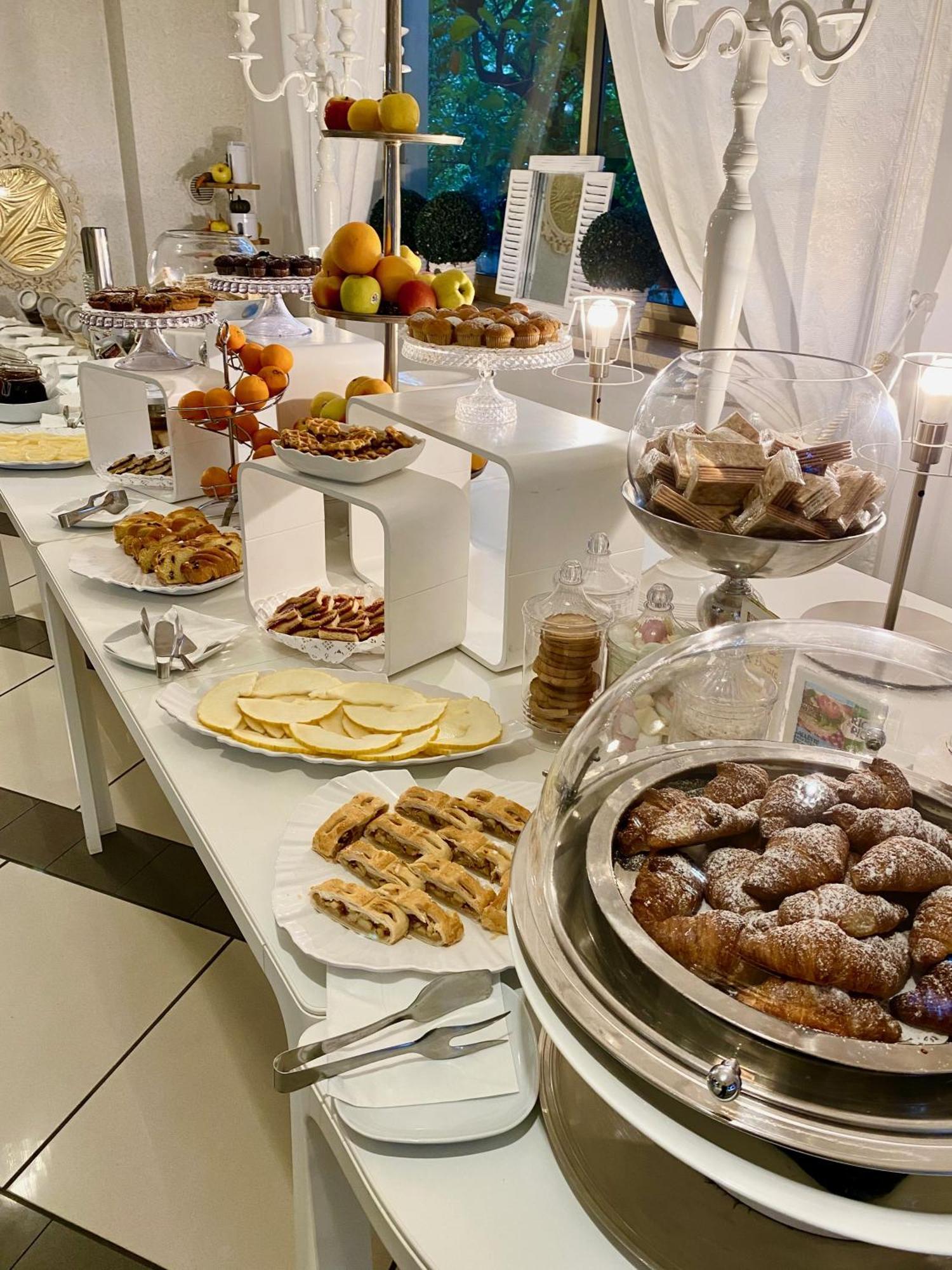 Hotel La Perla Riva del Garda Luaran gambar