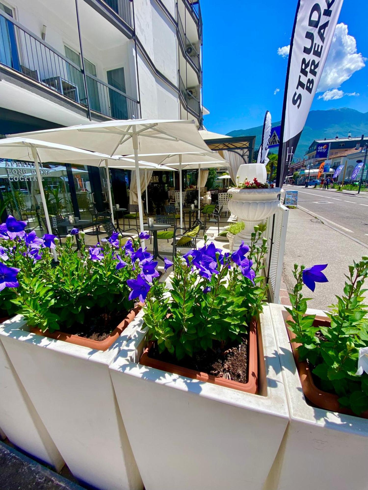 Hotel La Perla Riva del Garda Luaran gambar