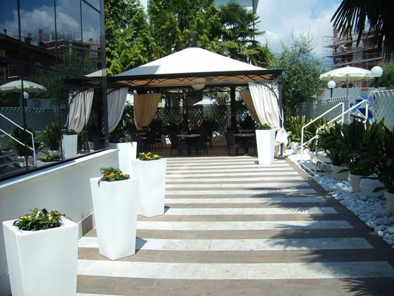 Hotel La Perla Riva del Garda Luaran gambar